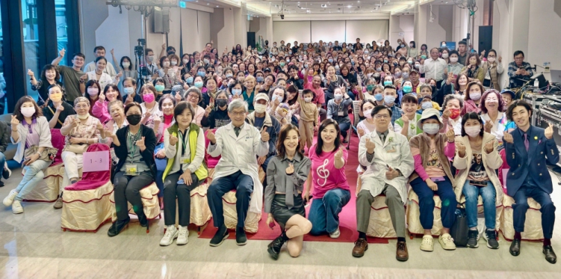 關懷演唱會,歌手彭佳慧(前排中)演唱。(照片秀傳提供)