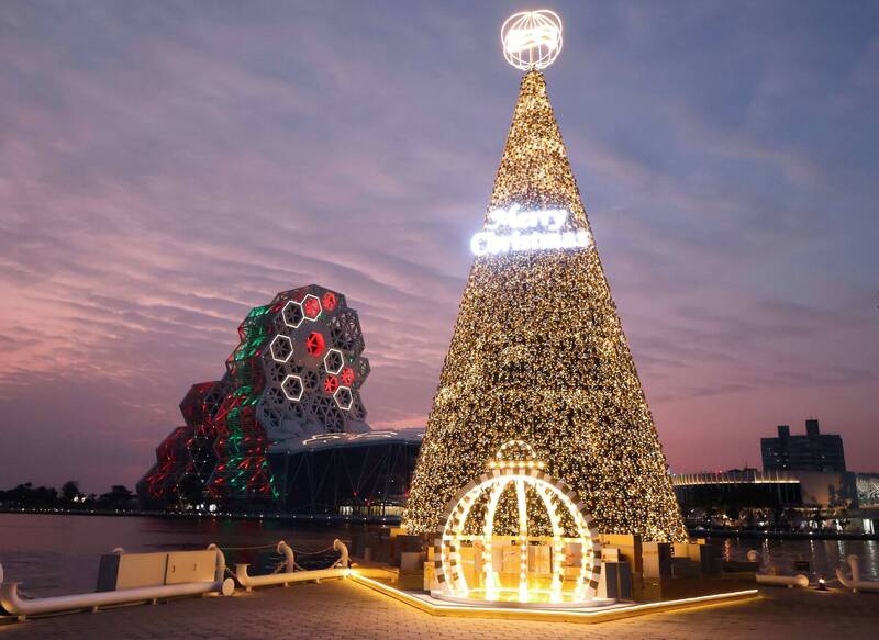高流海景第一排聖誕樹映照港灣