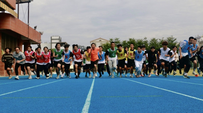 員林高中嶄新PU操場啟用，校長楊豪森（中）帶領同學往前衝刺。（照片員中提供）