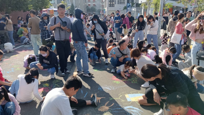 立委黃秀芳舉辦「封街親子塗鴉」，親子畫出彰化的希望。（照片競辦提供）