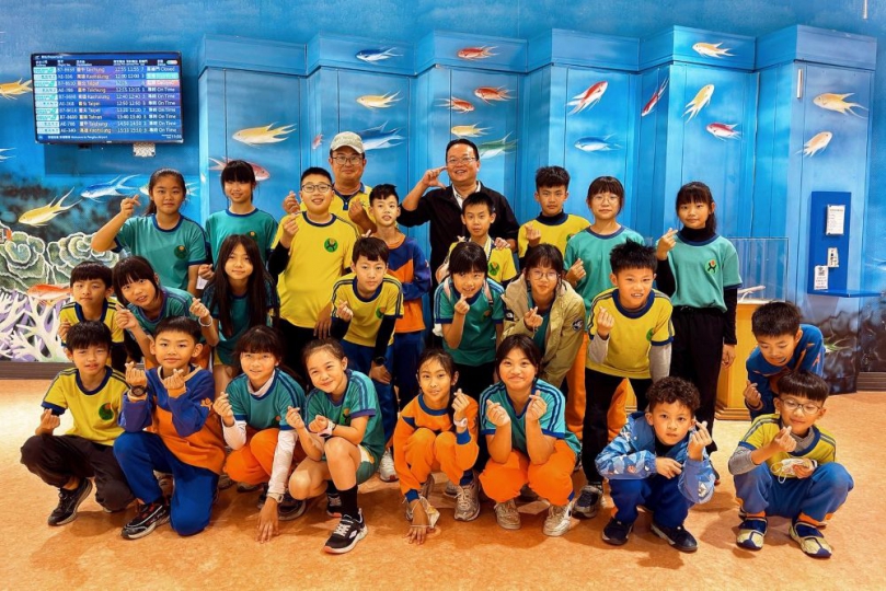 馬公市長黃健忠親赴臺中北屯木球場 慰勉澎湖代表師生齊心迎戰全國賽 本次全國賽自12月5日至7日舉行,來自全臺各地的優秀選手齊聚同場角逐。澎湖代表隊陣容完整,包括馬公市文澳國小,以及西溪、湖西、講美、內垵等學校師生共同參賽,橫跨中、高年級團體賽、雙人賽與教師組項目,展現離島學子勇於挑戰、全力以赴的精神。