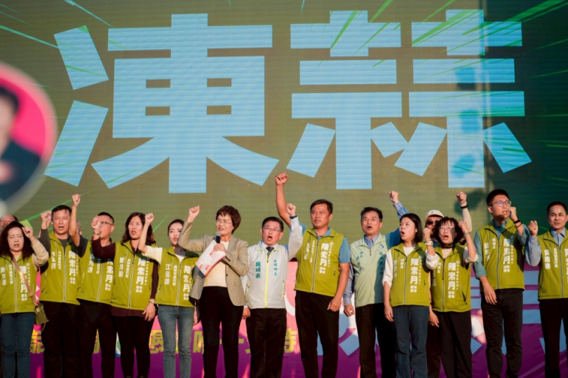 爭取彰化縣長提名,立委陳素月(左6)造勢大會上懇請鄉親大力支持。(照片競辦提供)