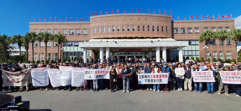 怪手領軍|大批光復災民到縣議會、縣政府拉白布條抗議提5大訴求,議事廳爆衝突,議員互嗆火爆對峙,縣政府:立即成立重建委員會!