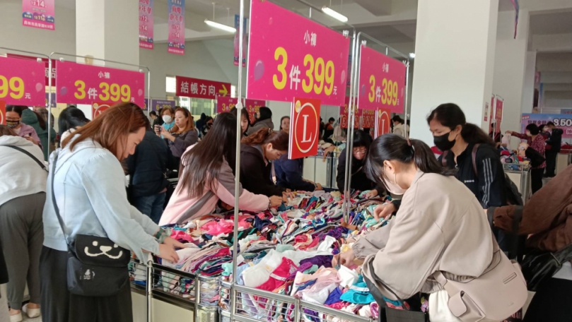 「曼黛瑪璉」廠慶嘉年華，女性朋友狂買便宜內衣。（照片曼黛提供）