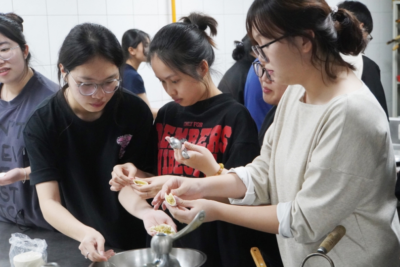 大葉國際生做水餃，迎新年。（照片大葉提供）