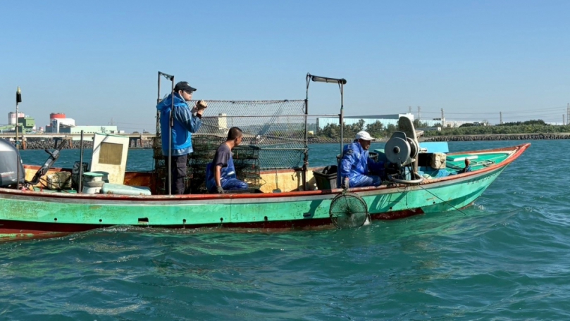高市海洋局與海巡署在沿海查獲違規籠具