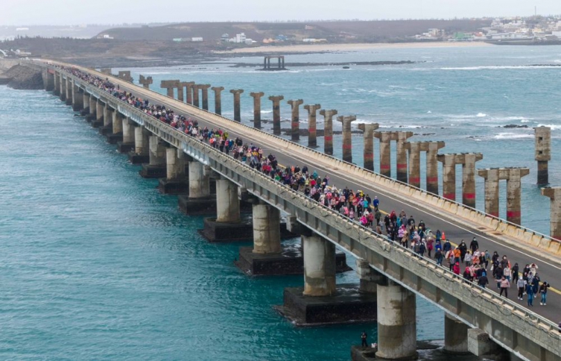 1500人行軍跨海大橋 澎湖結合戰地史蹟與美食 推動冬季觀光 陳光復表示明年將再擴大舉辦。 陳光復進一步指出,「澎湖大行軍」已逐漸成為冬季旅遊品牌,歷年報名皆迅速額滿。為回應民眾熱情,今年特別規劃兩梯次,每梯次提供1,500個名額(其中包含500個非澎湖籍旅客名額),期望藉此帶動地方秋冬經濟,也為居民與遊客創造獨特的旅遊體驗。