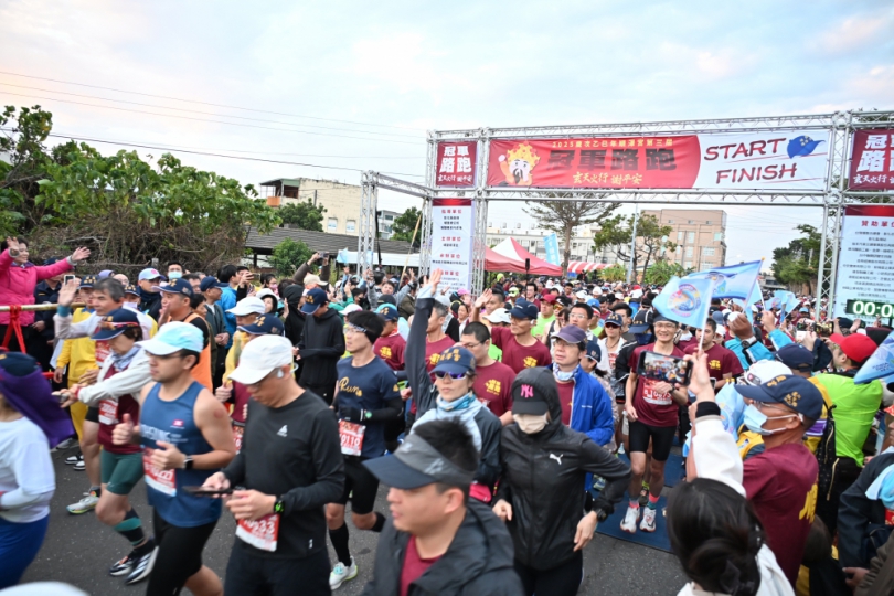 2025年順澤宮冠軍路跑」,3000名跑者與神同行。(照片縣府提供)