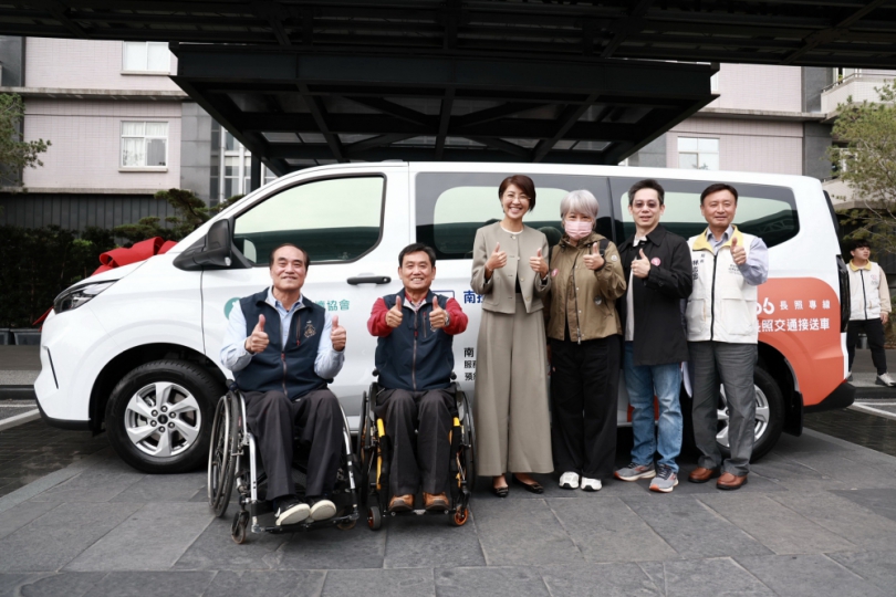 許縣長感謝中華耆幼關懷協會捐贈本縣復康巴士