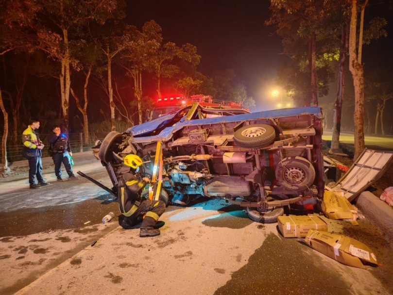 煞車胎痕呈長長的S形|臺九線長橋路段,疑路面濕泥車輛打滑撞得很嚴重!