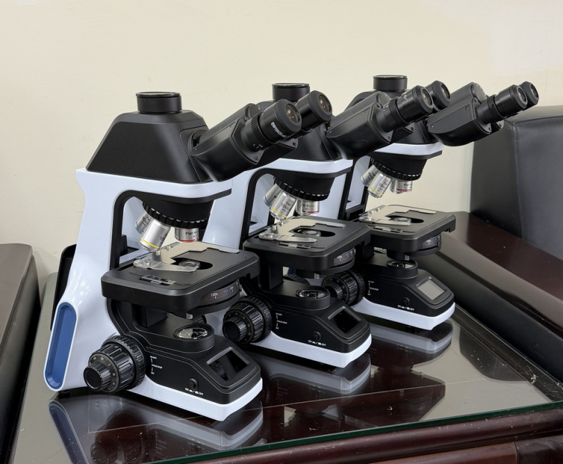 企業攜手嘉大獸醫校友會朱明泉理事長  捐贈30台光學顯微鏡　嘉大獸醫學系教學資源再升級