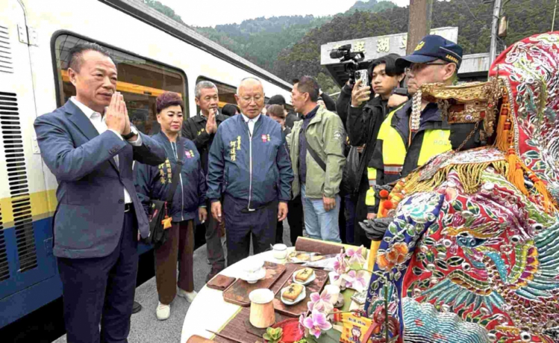 媽祖首搭林鐵「栩悅號」阿里山迎曙光 縣長翁章梁等人接駕祈福〜