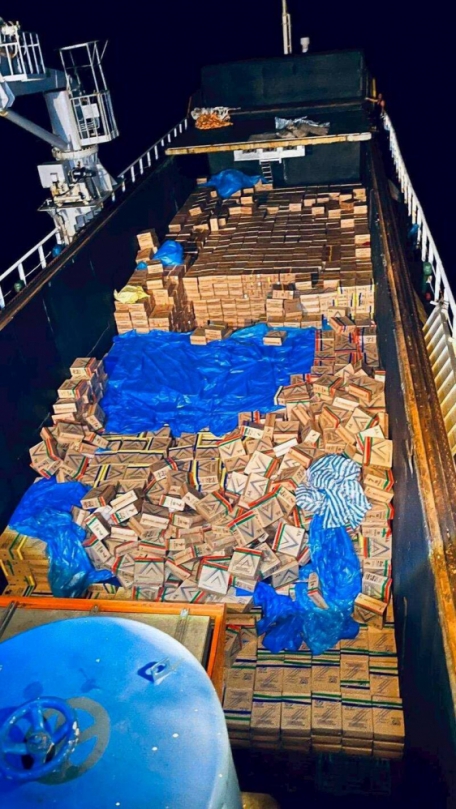 海巡背緝毒犬登船查扣逾百萬包私菸市價億元