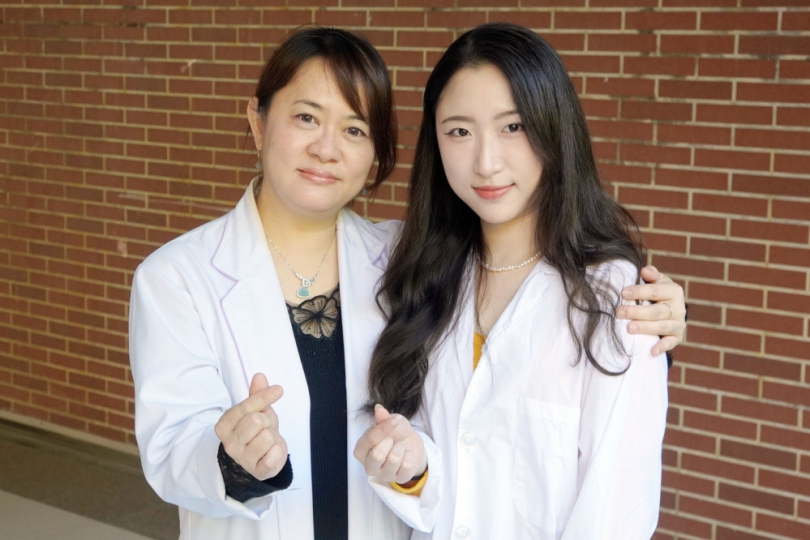 周香菱同學(右)在張淑微老師(左)指導下,一舉考上3所國立大學研究所。(照片大葉提供)