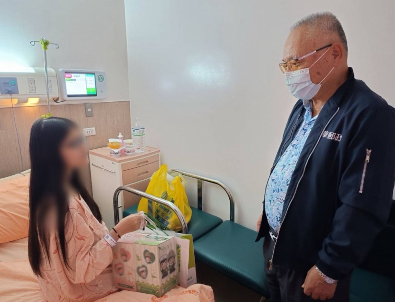 郵局團隊、民眾和119合力，孕婦順利產子，彰化郵局陳局長至醫院探視產婦。（照片郵局提供）