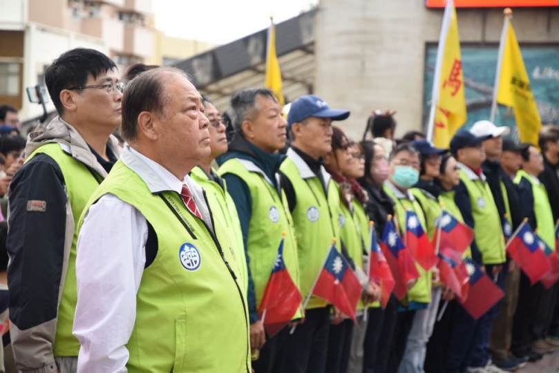 2026元旦升旗暨慢跑迎新年 守護國家、共築幸福澎湖 升旗典禮由馬公高中、馬公國中管樂團擔任國歌及升旗歌演奏,並由菊之音管絃樂團及馬公國小音樂班領唱國歌;為增添元旦歡樂氣氛,縣府也安排中山國小太鼓演出,以及案山社區發展協會帶來活力四射的舞蹈表演。典禮結束後,隨即進行「全民齊心向前跑」慢跑活動,眾人自縣府廣場出發,沿治平路、民族路、介壽路、順承門、中山路及中正路慢跑一圈,再返回縣府,以健康與活力展開2026年。