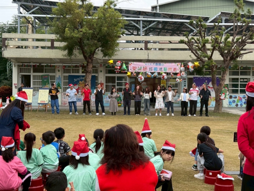 大葉國際生下鄉到大園國小唱歌,帶來歡樂。(照片大葉提供)