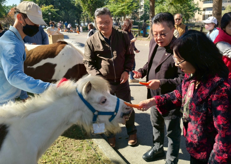 輔英科大喜迎黑天鵝與迷你馬共築永續校園