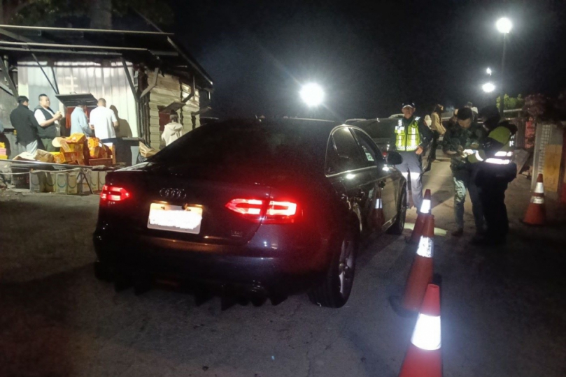 土地公尾牙信眾湧入白河崁頂福安宮 白河警夜間路檢守護山道行車安全