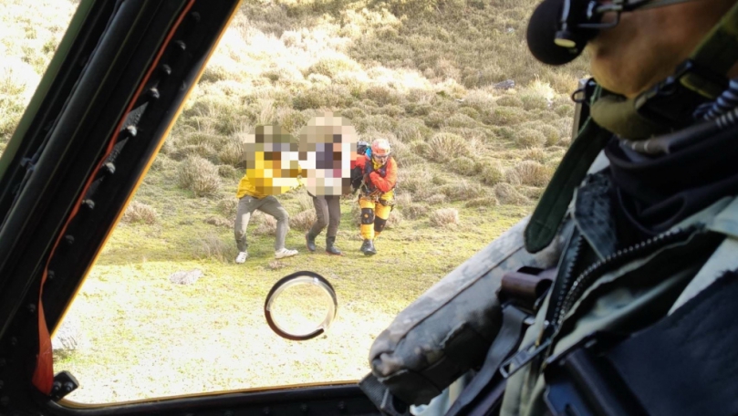 極寒挑戰藍鬼湖|女山友受傷體力不支,搭直升機回家!