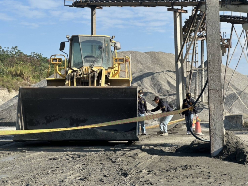 72歲廠長慘亡|砂石場內工人駕駛重機具倒車輾壓,機車壓爛了!