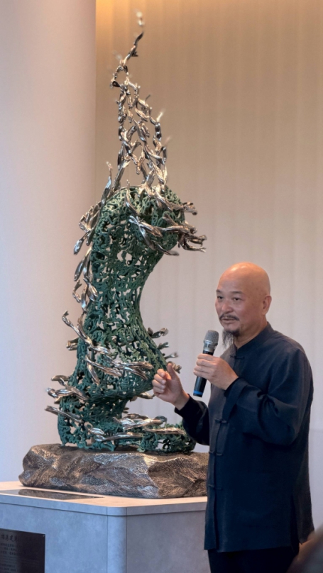 許文融大師於高雄港旅運中心揭幕雕塑