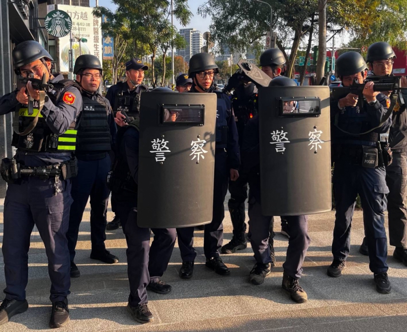 「有人知道文林北路上在捉什麼嗎？」北投警演練太逼真 快打擒搶匪引圍觀