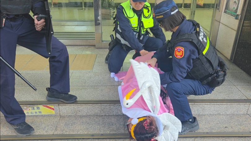 假網戀真搶劫!中正區新營里里長跨刀助陣　中正第二分局實境演練