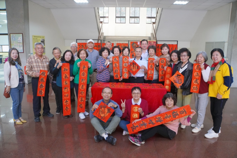 大葉長青大學春聯義賣，所得捐作弱勢學子助學基金。（照片大葉提供）