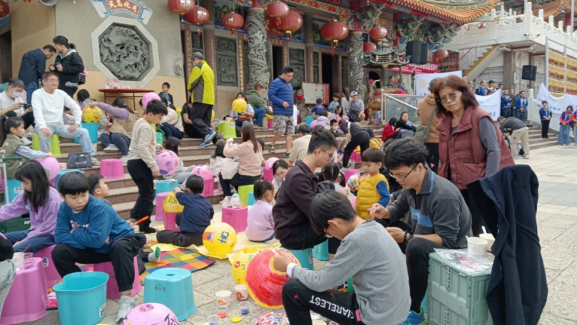 員林中區扶輪社「彩繪燈籠賀新年」，百果山廣天宮登場。（照片記者周為政攝）