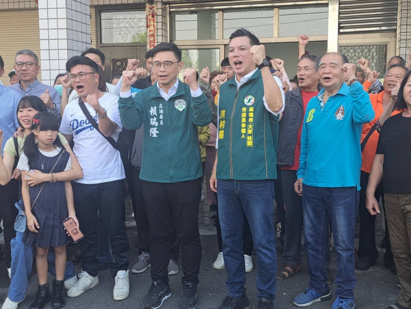 賴瑞隆在大寮、林園區進行掃街謝票