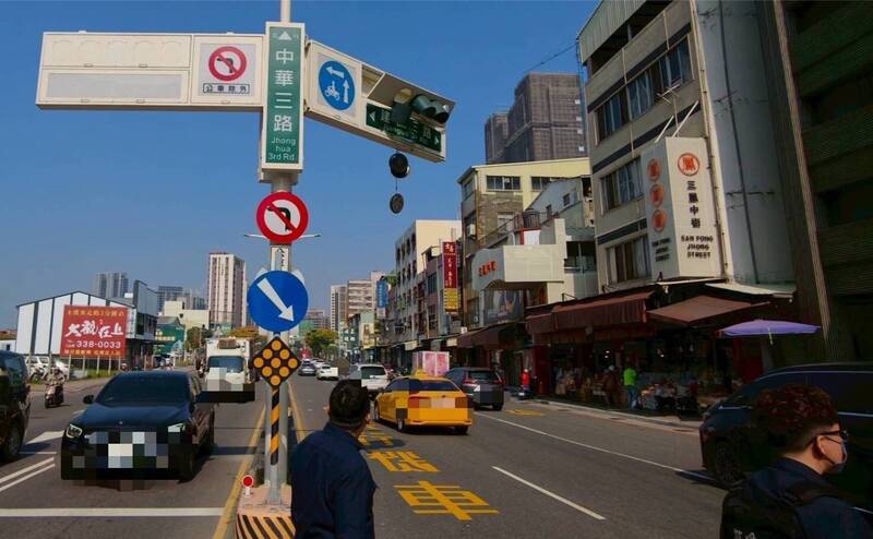 高雄回收車超高紅綠燈慘遭擊落