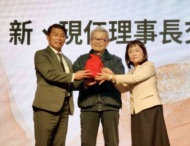 大葉校友總會新（右）卸任（左）理事長印信交接，由大葉董事長韓繼綏（中）監交。（照片大葉提供）