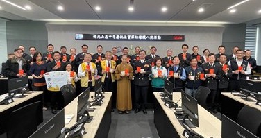 普薩心 佛光山惠中寺贈臘八粥中市消防人員 祈福送暖