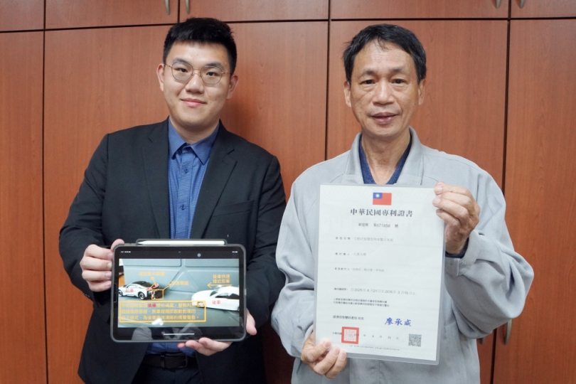 大葉教授張舜長(右)指導楊尚憲同學(左)研發的「智慧煞車警示系統」。(照片大葉提供)