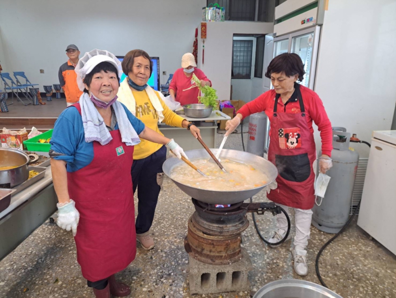 高市大寮里社區發展協會歲末辦理寒冬送暖發放臘八粥活動