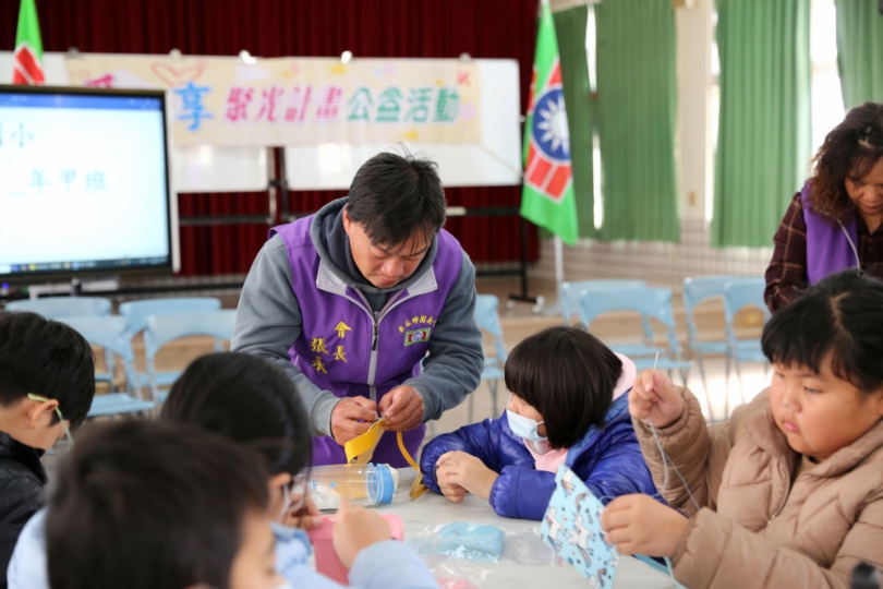 嘉義救國團「愛‧分享」聚光計畫走進海線偏鄉 學童用雙手縫製手機袋換取心願禮物 用愛點亮偏鄉未來
