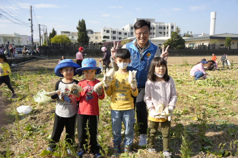 南投市「農遊趣」全城動起來！千人齊聚拔蘿蔔，體驗手作食農魅力