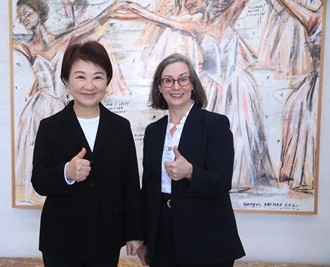 美國在台協會(AIT)華盛頓總部執行理事藍鶯蒞臨台中 盧秀燕市長以美食文化會友 盼持續深化與美國友好合作