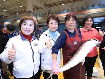 把關民生物資供應 盧秀燕市長清晨探視魚、果菜市場:量足價穩品質好 讓市民安心過好年