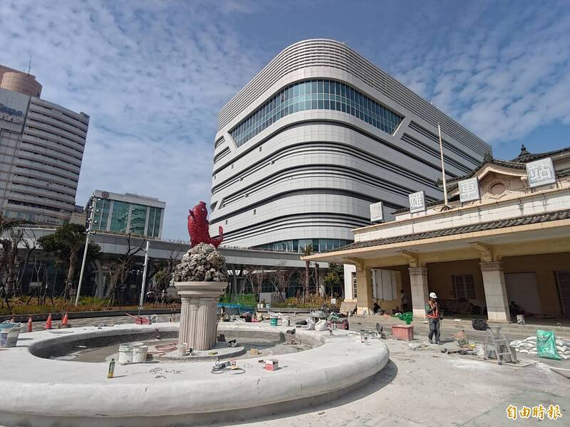 高雄帝冠車站「紅鯉魚」隱藏多年後亮相