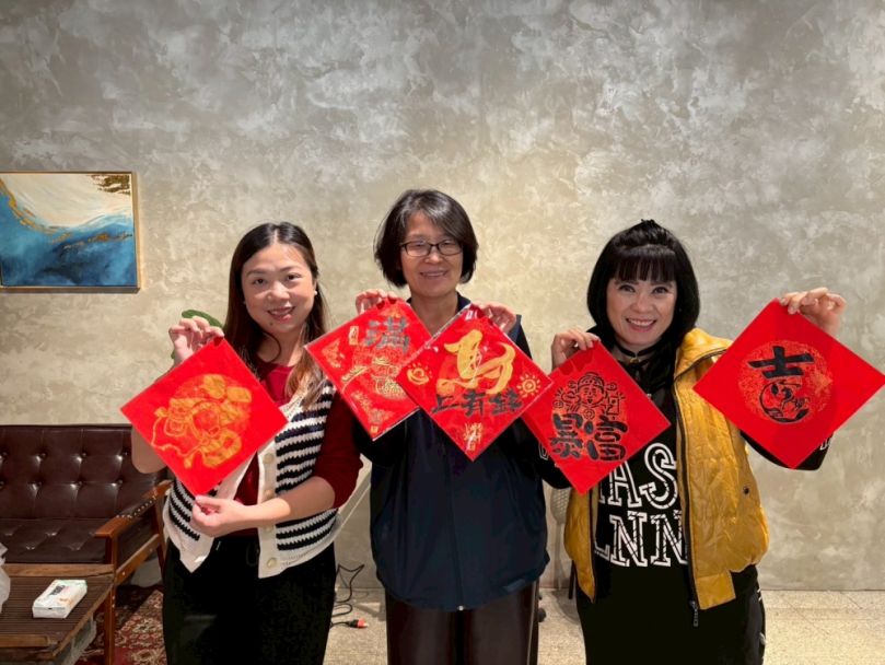 移民署嘉市服務站邀新住民藝術家申婷頡  示範馬年圖案創意春聯
