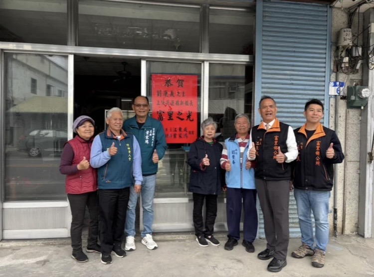 富里子弟劉康義接任花蓮艦艦長｜鄉長貼紅榜祝賀