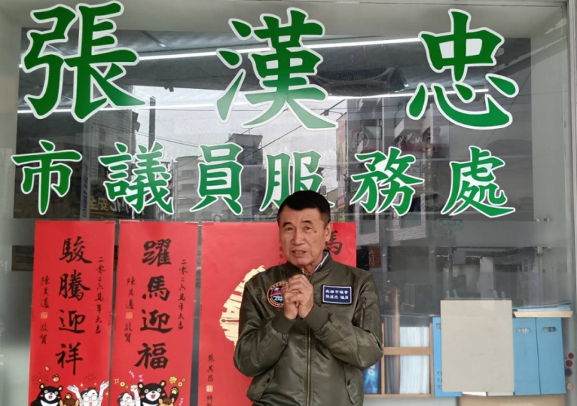 高雄市議員張漢忠免費贈送名家手寫春聯增添喜氣