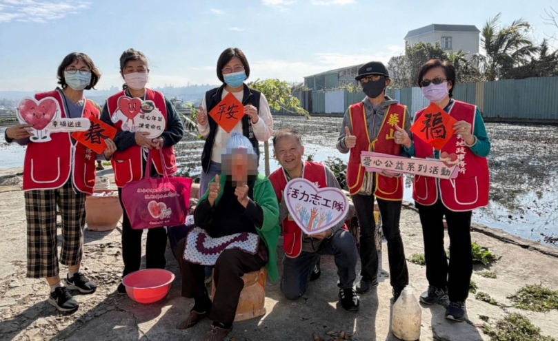 行善傳愛 龍井地政所年菜傳愛 結合防詐宣導守護長輩財產