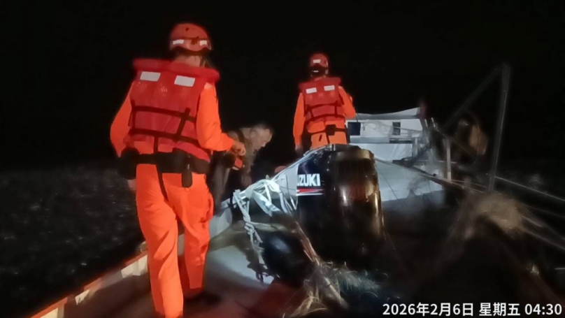 膠筏遭側浪打翻|臺東海巡迅速救援,2漁民自行上岸脫困!