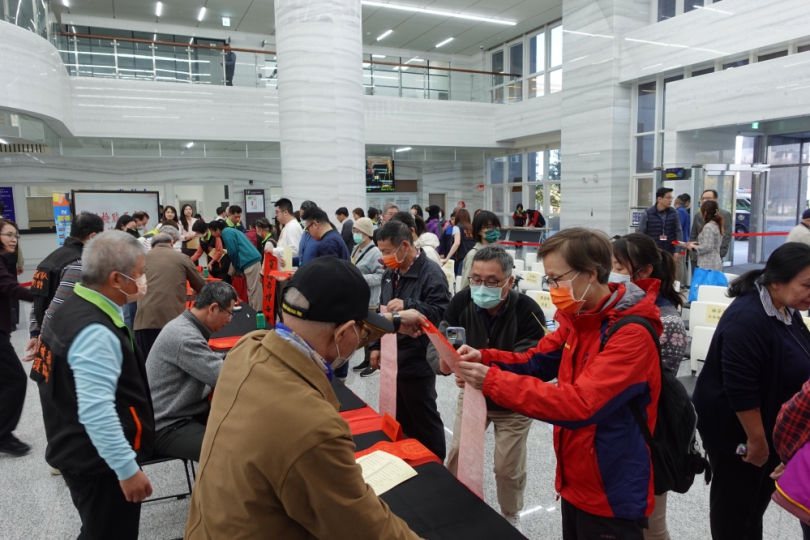 彰化檢察署邀「磺溪九怪」書法名家揮毫春聯，場面都熱烈。（照片檢方提供）