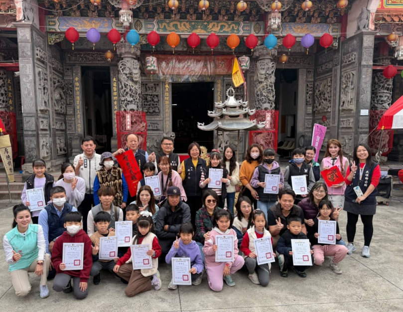 民雄鄉公所駿馬奔騰迎新春揮毫 妙筆生花寫春聯廟埕傳承年節文化