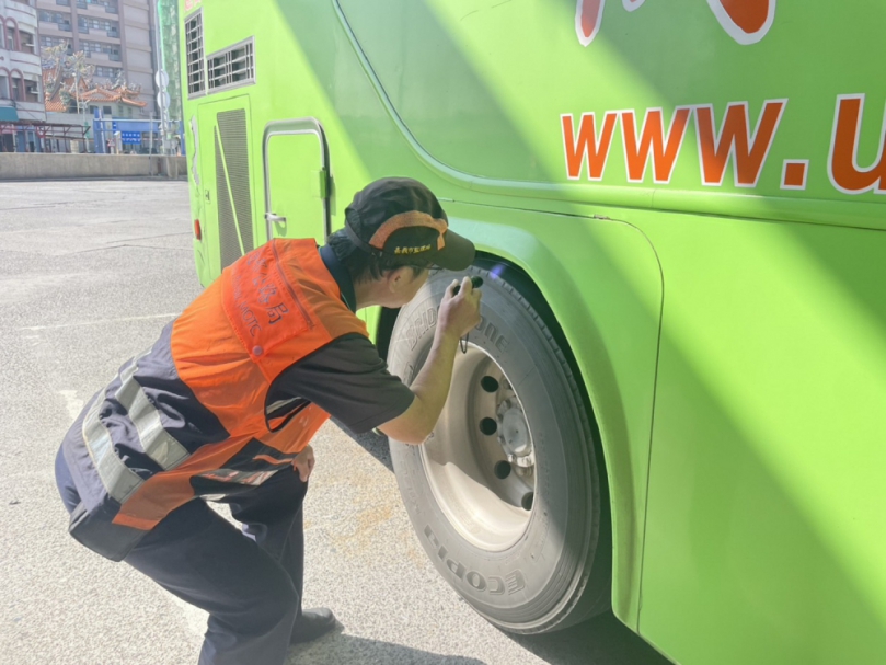 嘉義區監理所春節聯合稽查  「馬」上把關行車安全  春節返鄉更安心