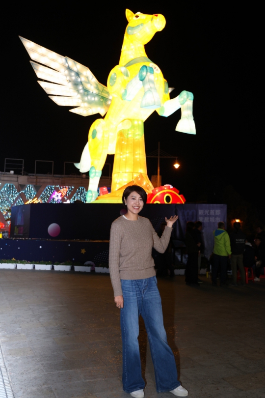 南投燈會2度迎接金馬年驚豔試燈 小朋友追著許縣長玩透透